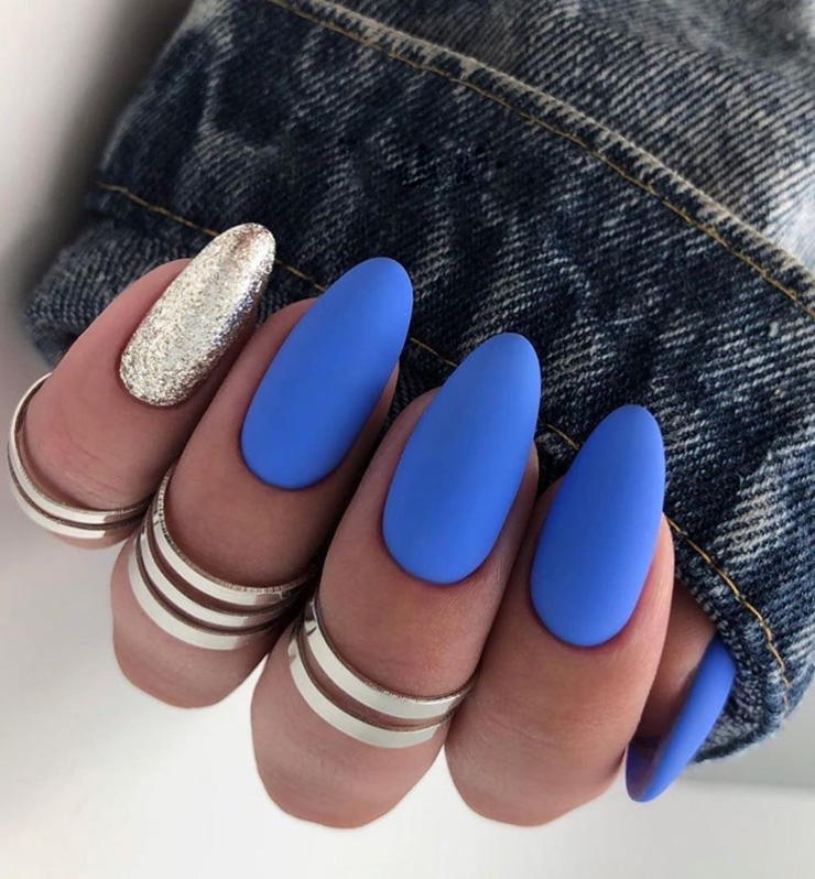 uñas azules y plata