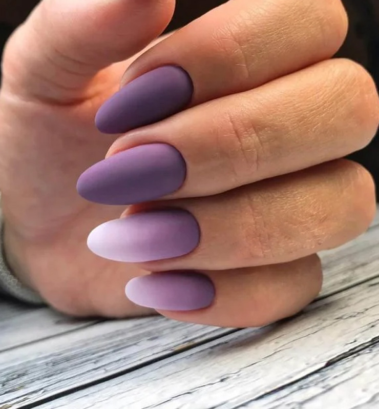 uñas degradadas con morado y blanco