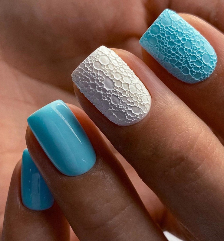 uñas relieve azules y blancas